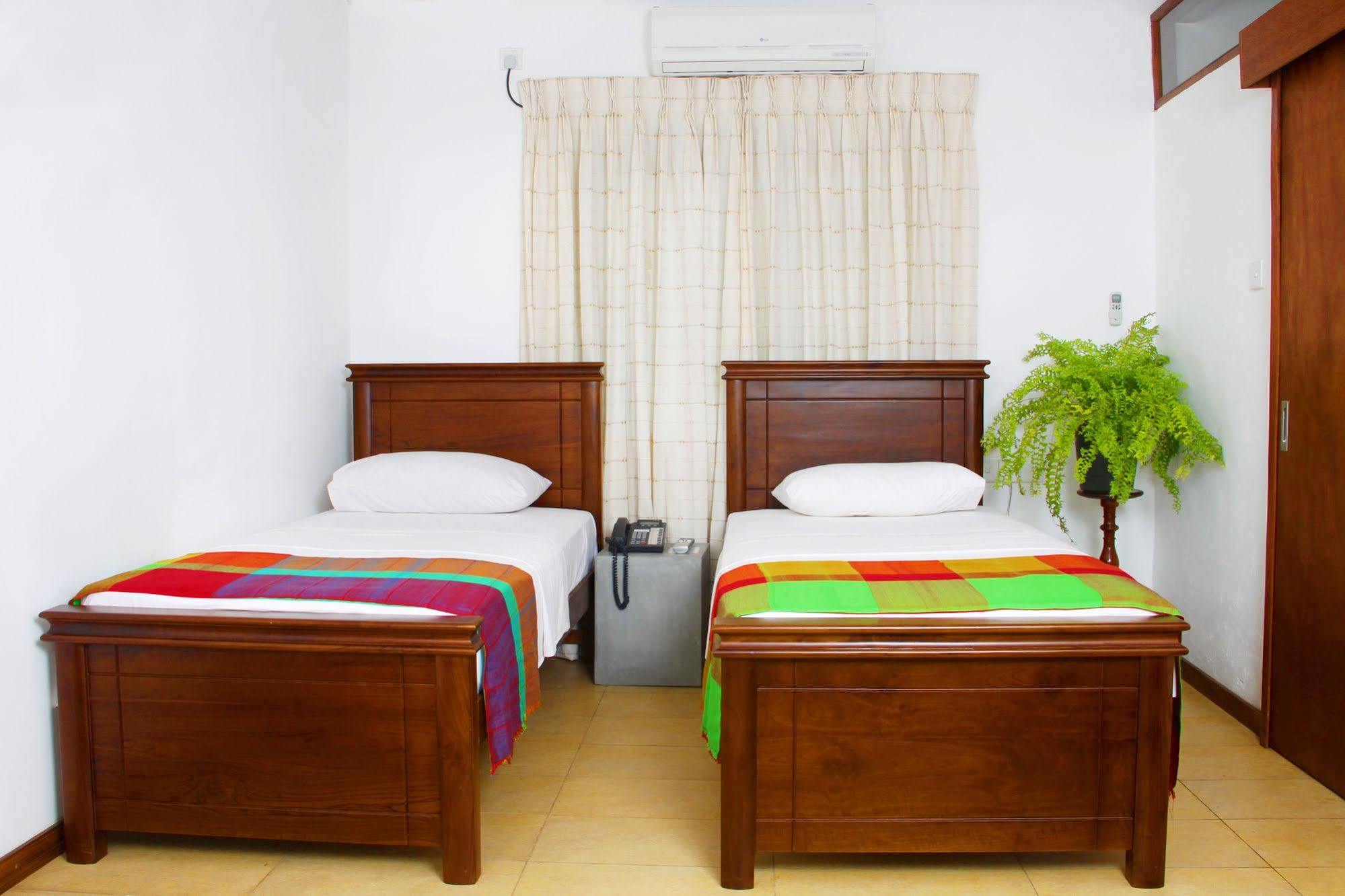 Lodge 19 Negombo Buitenkant foto