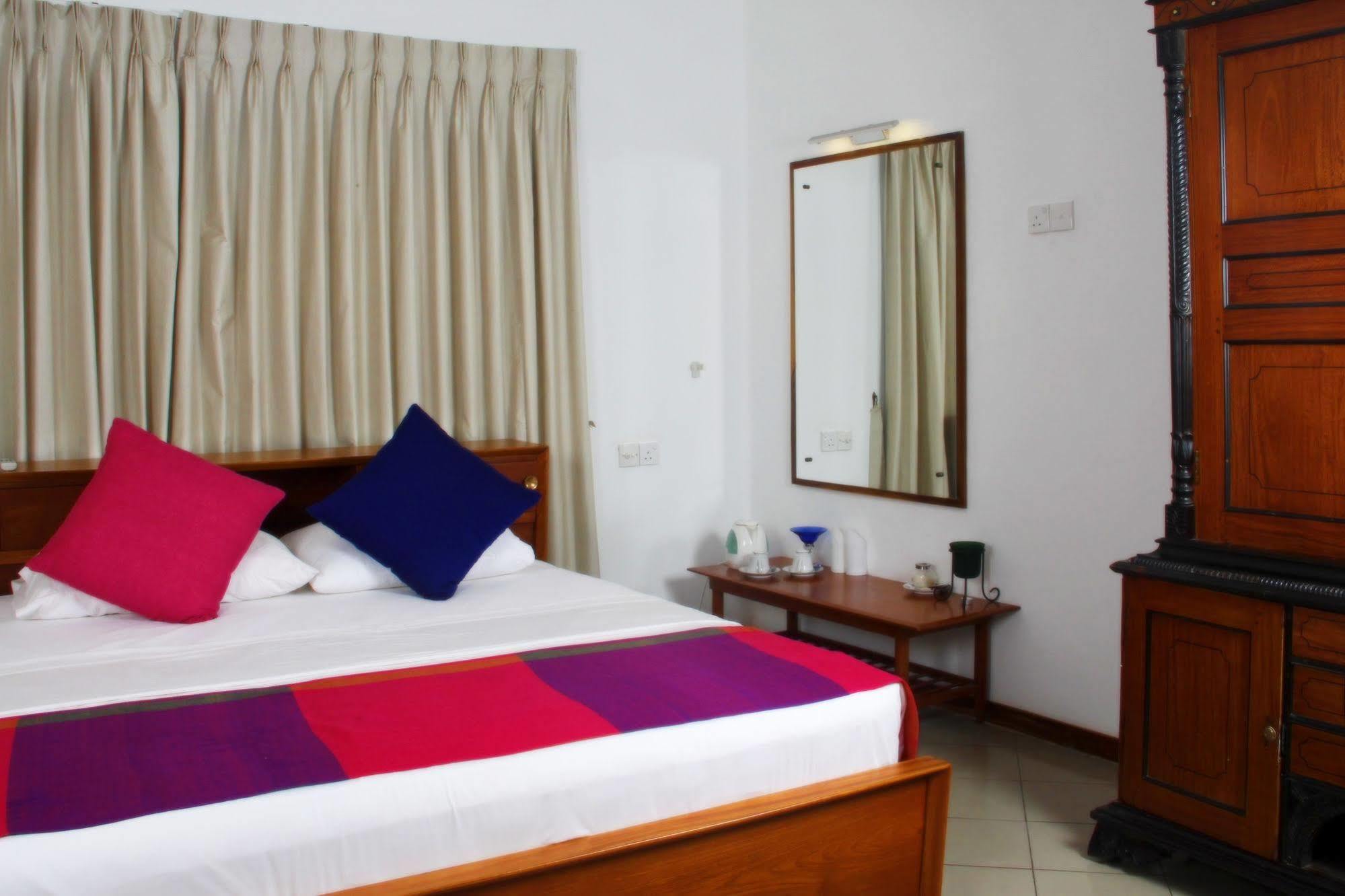 Lodge 19 Negombo Buitenkant foto