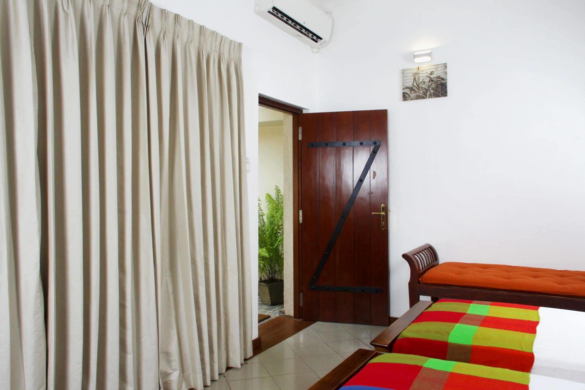 Lodge 19 Negombo Buitenkant foto