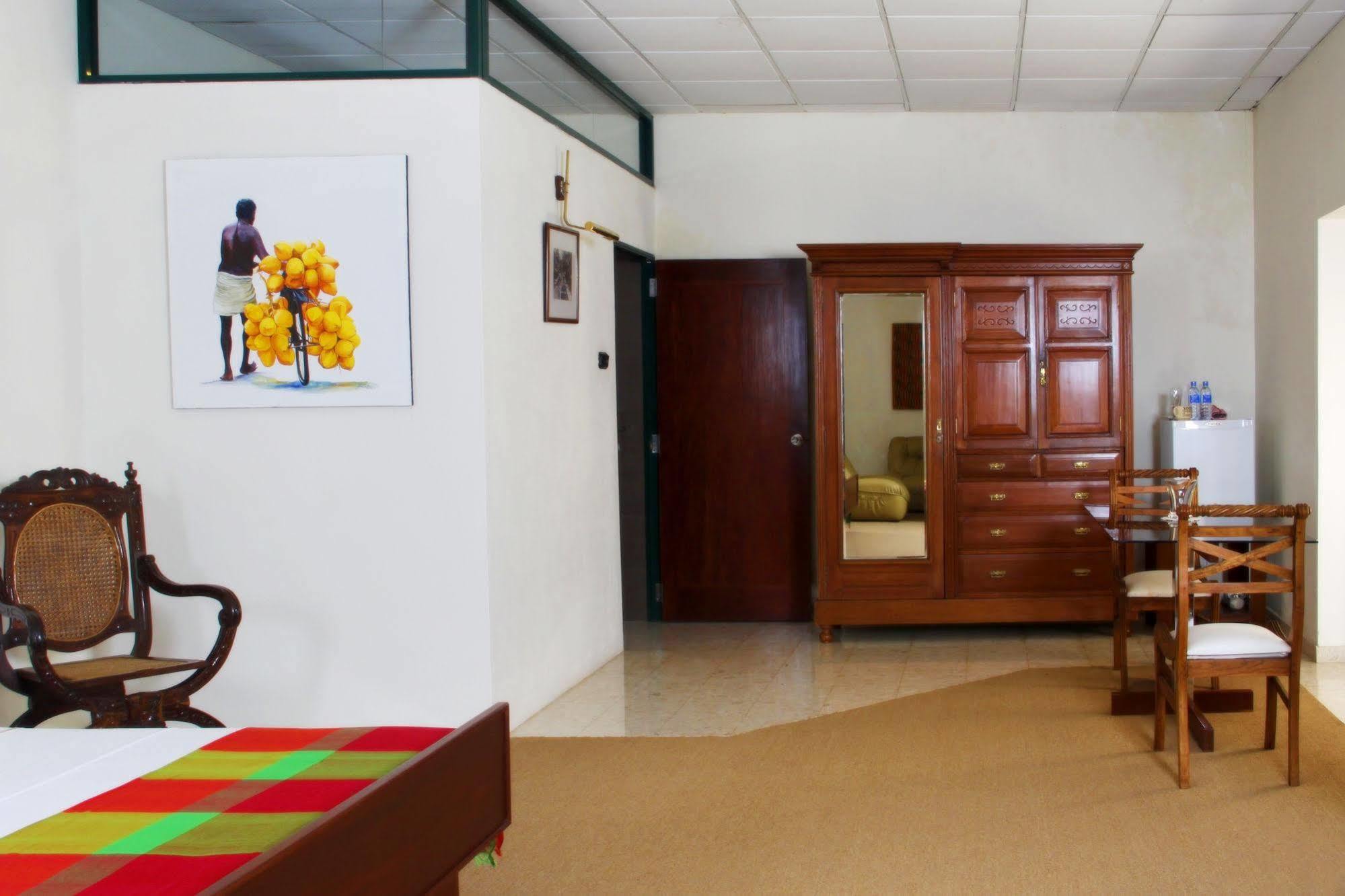 Lodge 19 Negombo Buitenkant foto